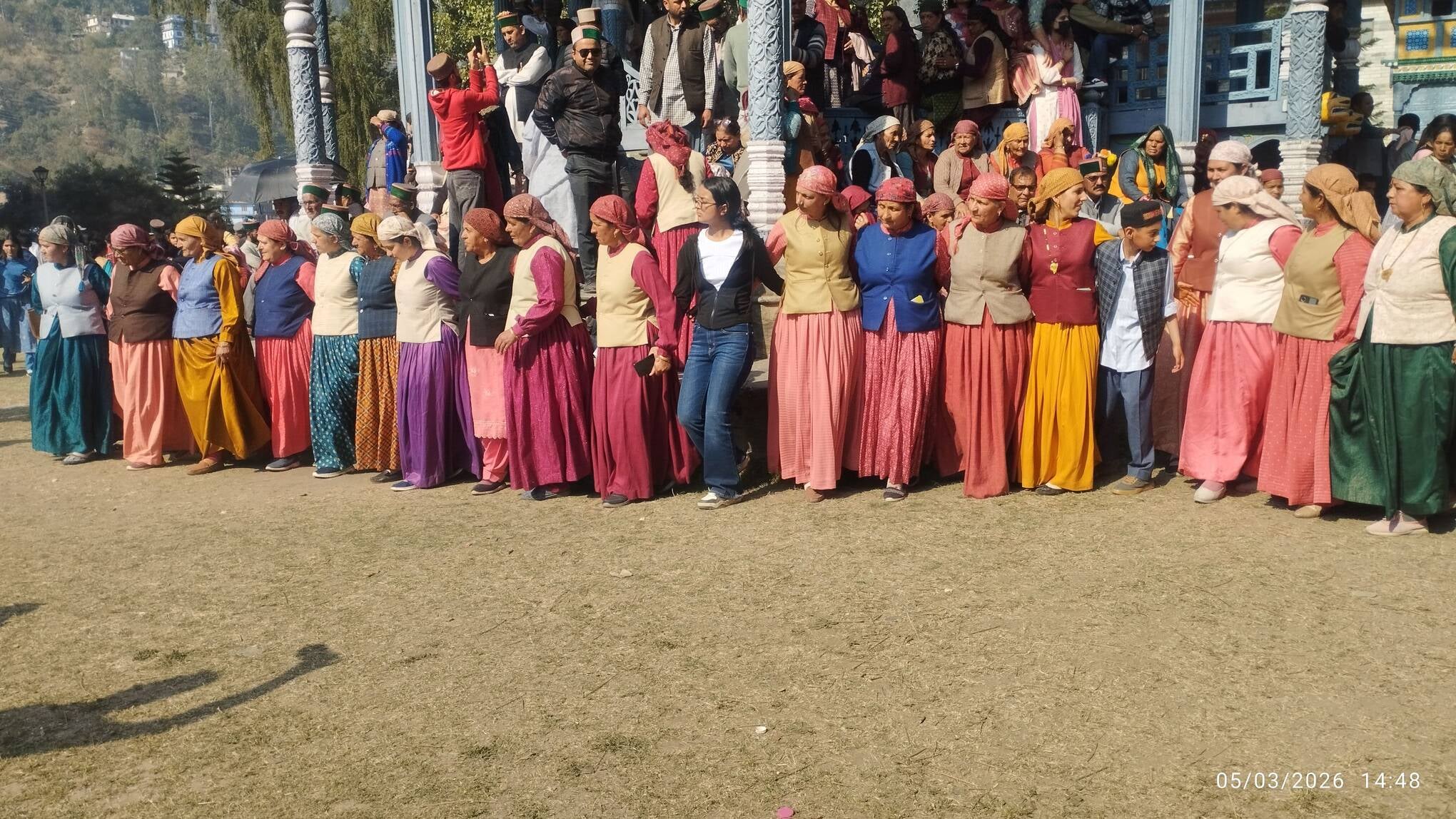 फाग मेले में पहुंचे देवताओं का आर्शीवाद लेते श्रद्धालु। संवाद फाग मेले में पहुंचे देवताओं का आर्शीवाद लेते श्रद्धालु। संवाद