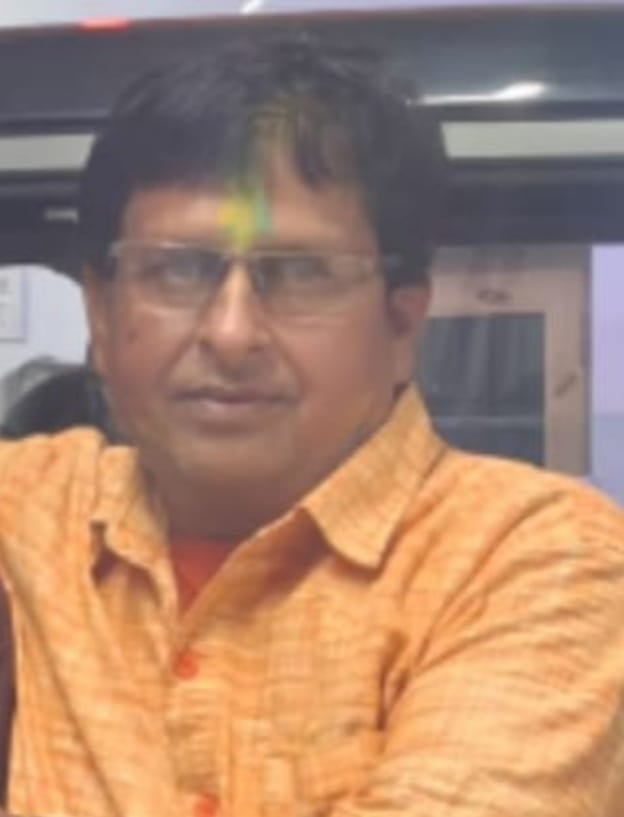 फोटो-16-सड़क पर पलटा पड़ा ई-रिक्शा। संवाद फोटो-16-सड़क पर पलटा पड़ा ई-रिक्शा। संवाद