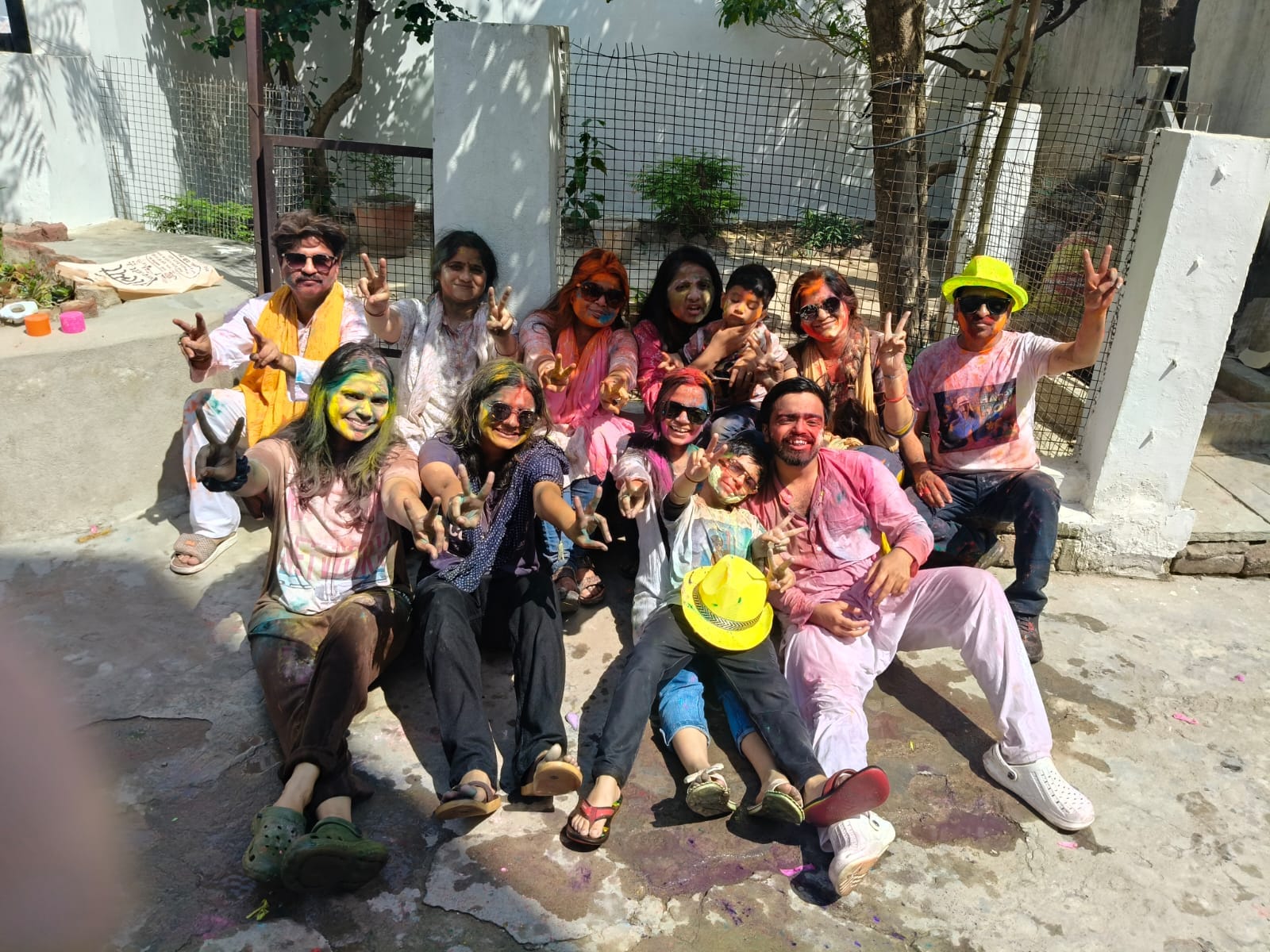 फोटो 21 मोहल्ला मंडी धर्मदास में आखत डालते मोहल्ले के लोग। संवाद