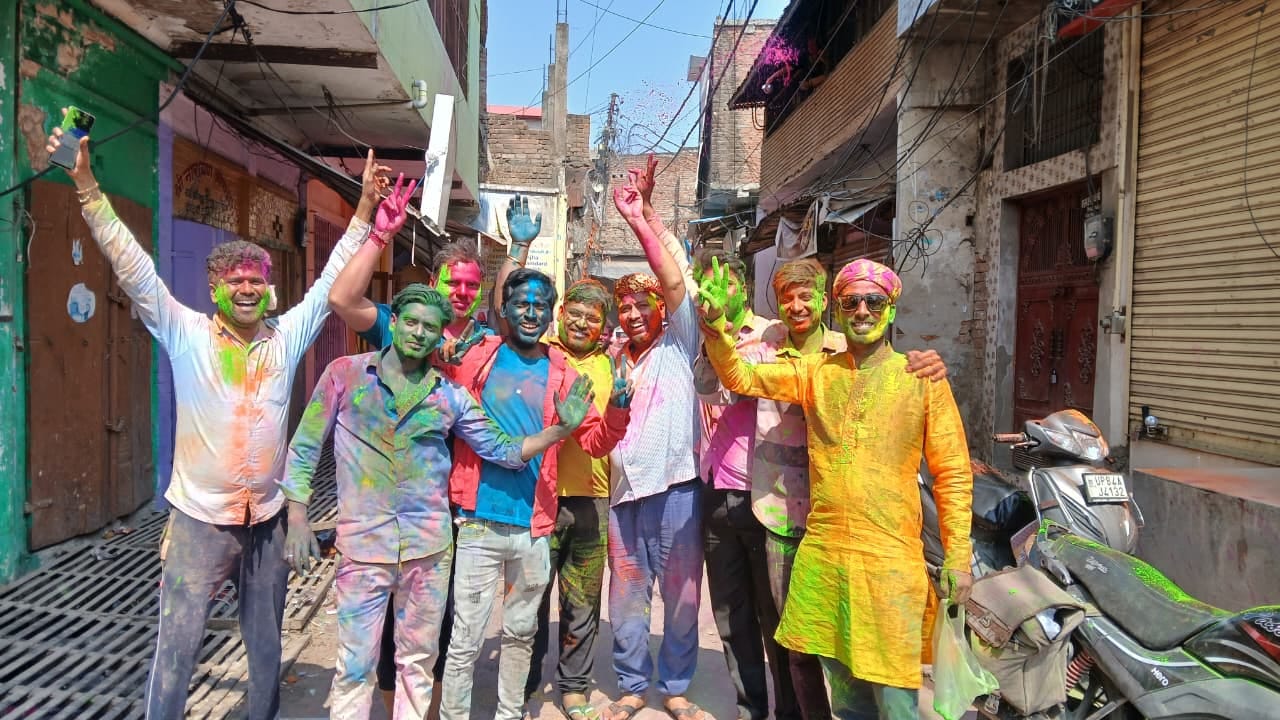 फोटो 21 मोहल्ला मंडी धर्मदास में आखत डालते मोहल्ले के लोग। संवाद