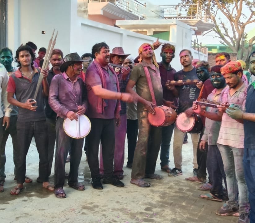 फोटो 29 रठेरा में होलिका दहन के बाद सामूहिक आखत डालते ग्रामीण। संवाद फोटो 29 रठेरा में होलिका दहन के बाद सामूहिक आखत डालते ग्रामीण। संवाद