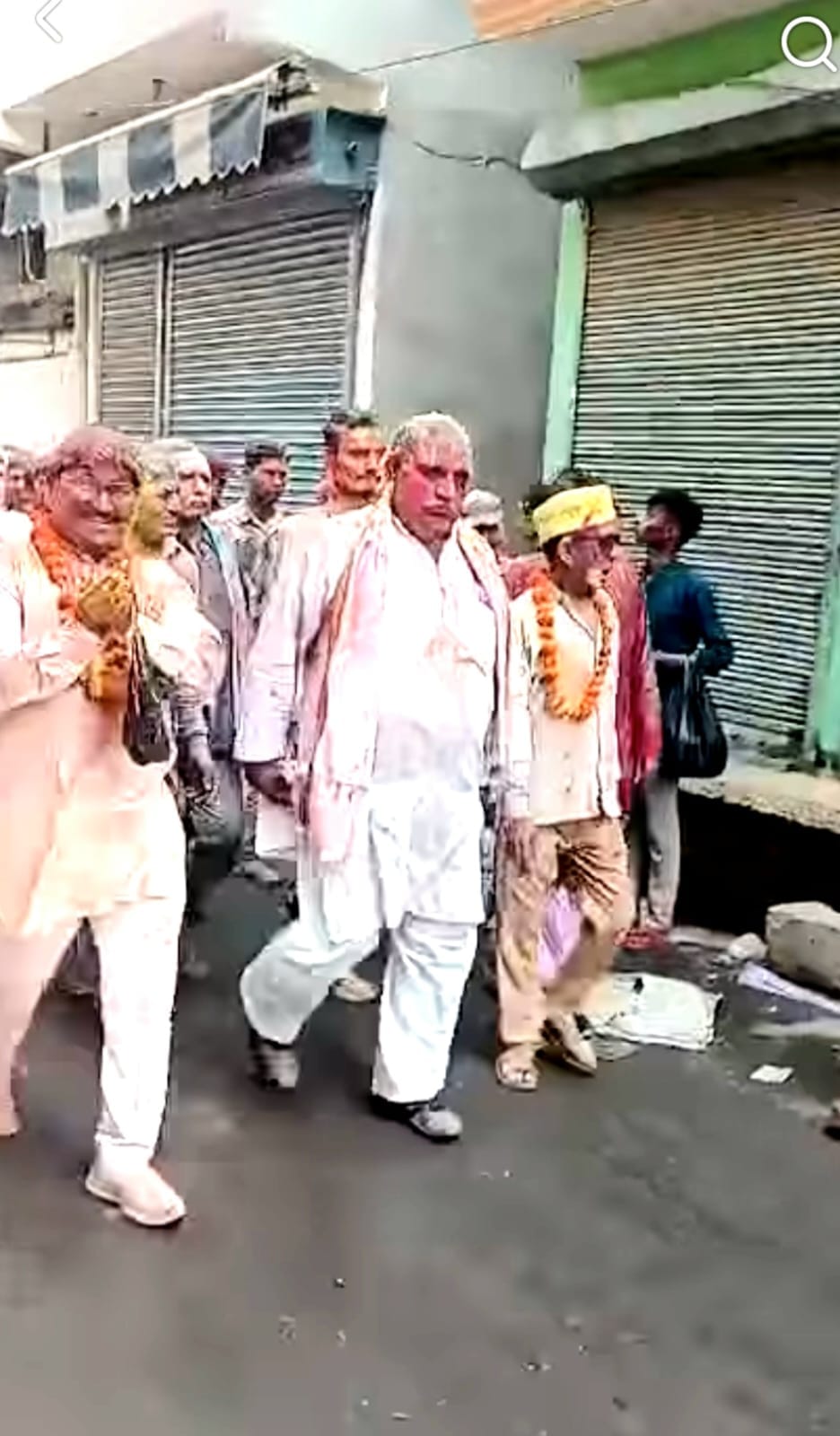 फोटो 37: बिलग्राम के मंशानाथ मंदिर पर होली मिलन में शामिल नगरवासी। संवाद  