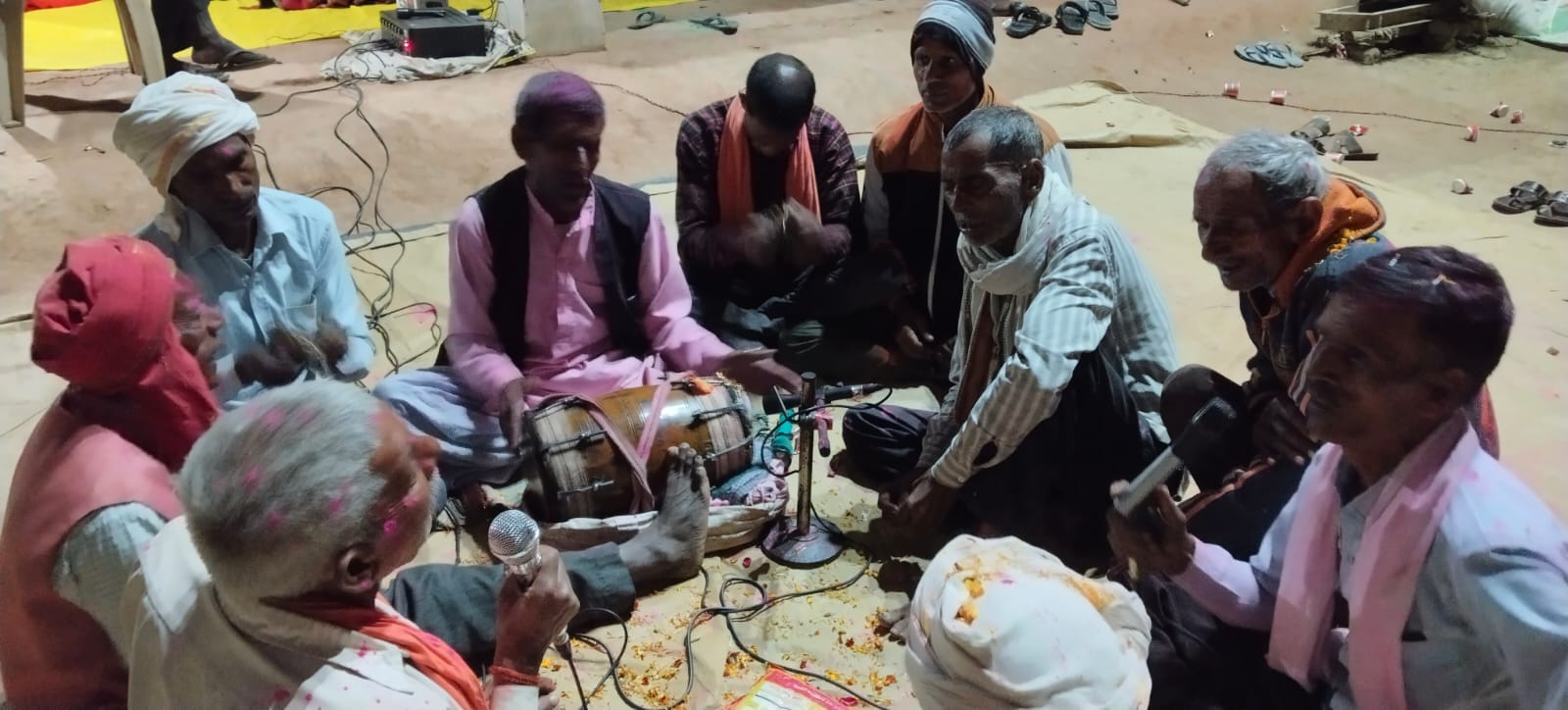 फोटो 37: बिलग्राम के मंशानाथ मंदिर पर होली मिलन में शामिल नगरवासी। संवाद  