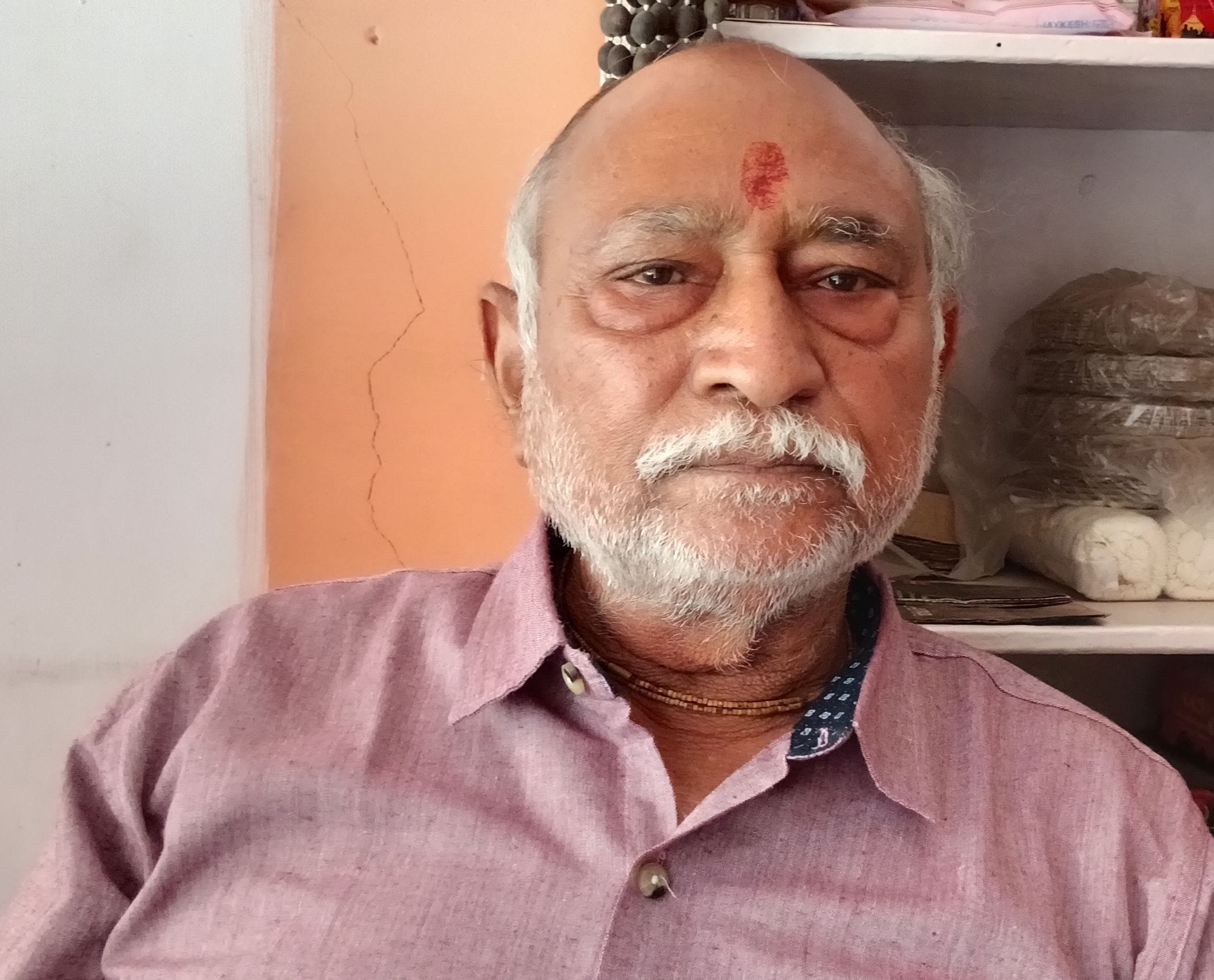 फोटो संख्या:54- नवरात्र शुरू होने से पहले दुकान में रखी माता  की  चुंदरी व अन्य सामग्री--संवाद