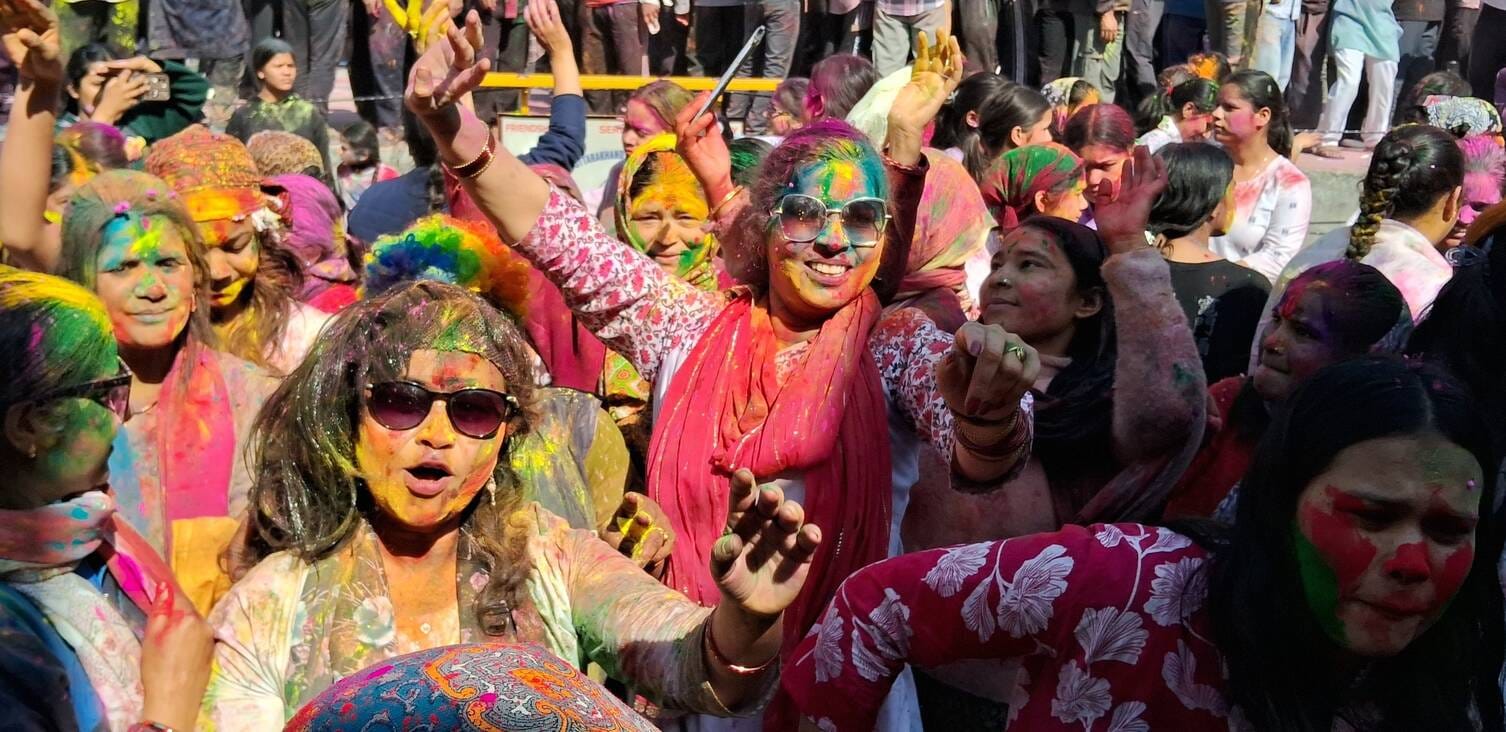 गोपेश्वर के रामलीला मैदान में होली के गीतों पर थिरकते होल्यार। संवाद गोपेश्वर के रामलीला मैदान में होली के गीतों पर थिरकते होल्यार। संवाद