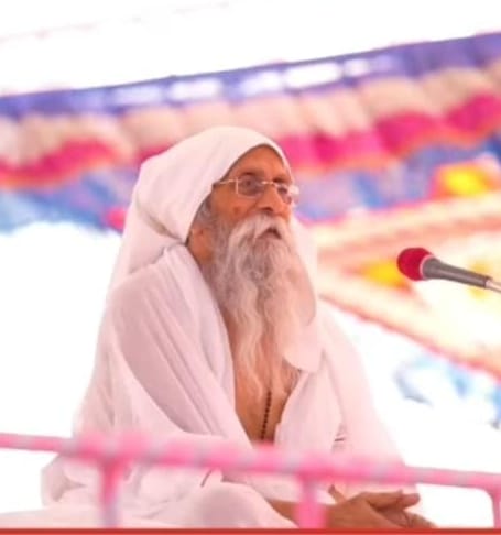 इटियाथोक में आयोजित सत्संग में कथा सुनाते उमाकांत महाराज व उपस्थित श्रद्धालु। -संवाद