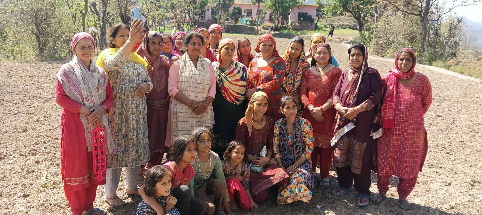 कसौली उपमंडल की खजरेट गांव होली के मौके पर स्वच्छता अभियान चलाते हुए। स्रोत्र ग्रामीण कसौली उपमंडल की खजरेट गांव होली के मौके पर स्वच्छता अभियान चलाते हुए। स्रोत्र ग्रामीण
