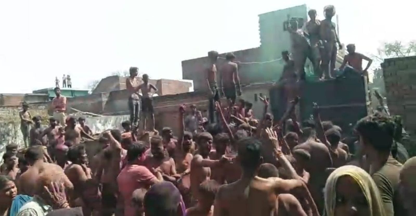 कठोली गांव में डीजे पर गाना बजाने को लेकर मारपीट। स्रोत-वायरल वीडियो