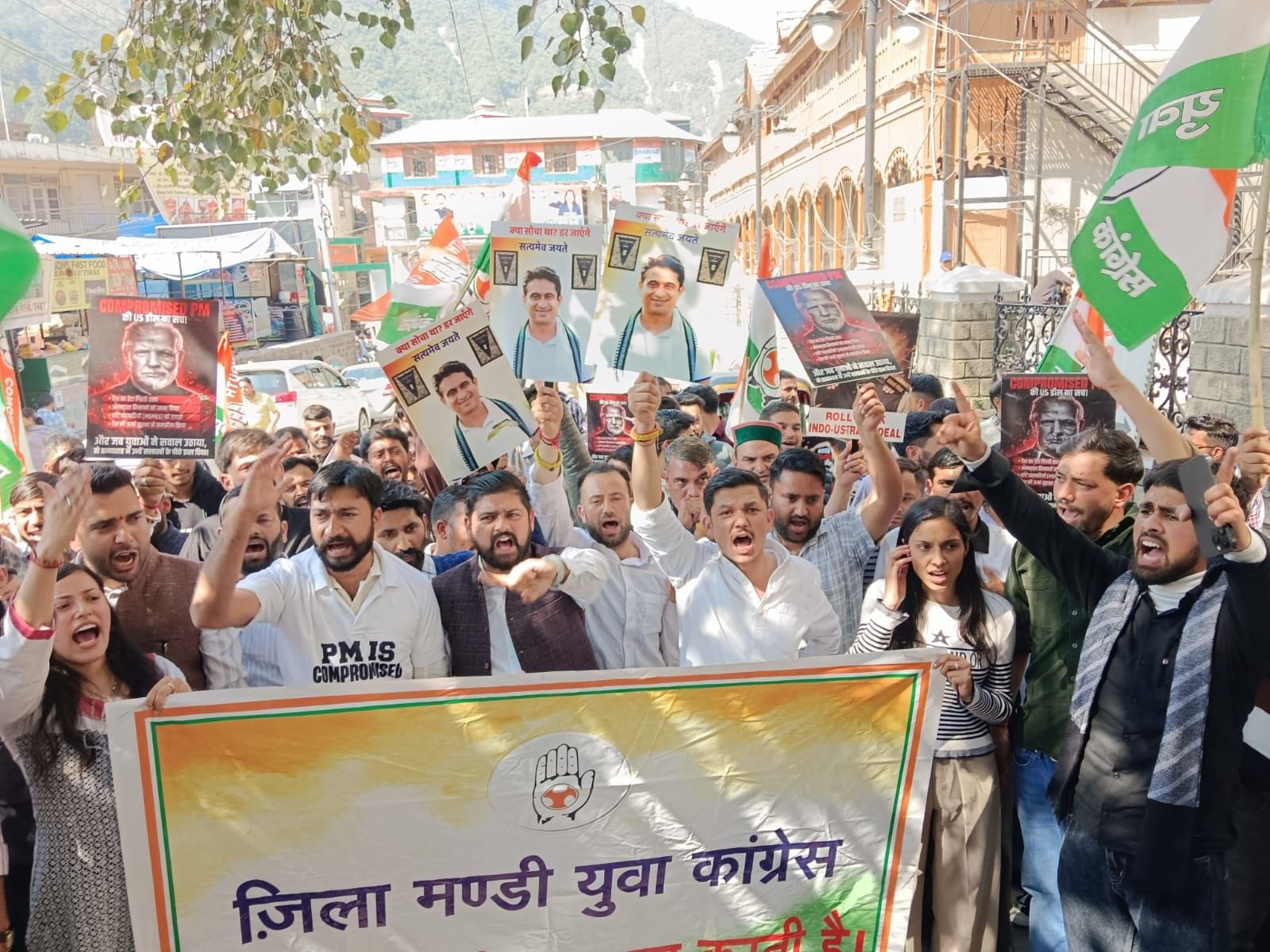 मंडी में मांगों के समर्थन में प्रदर्शन के दौरान पीएम का पुतला फूंकते युकां कार्यकर्ता। संवाद मंडी में मांगों के समर्थन में प्रदर्शन के दौरान पीएम का पुतला फूंकते युकां कार्यकर्ता। संवाद