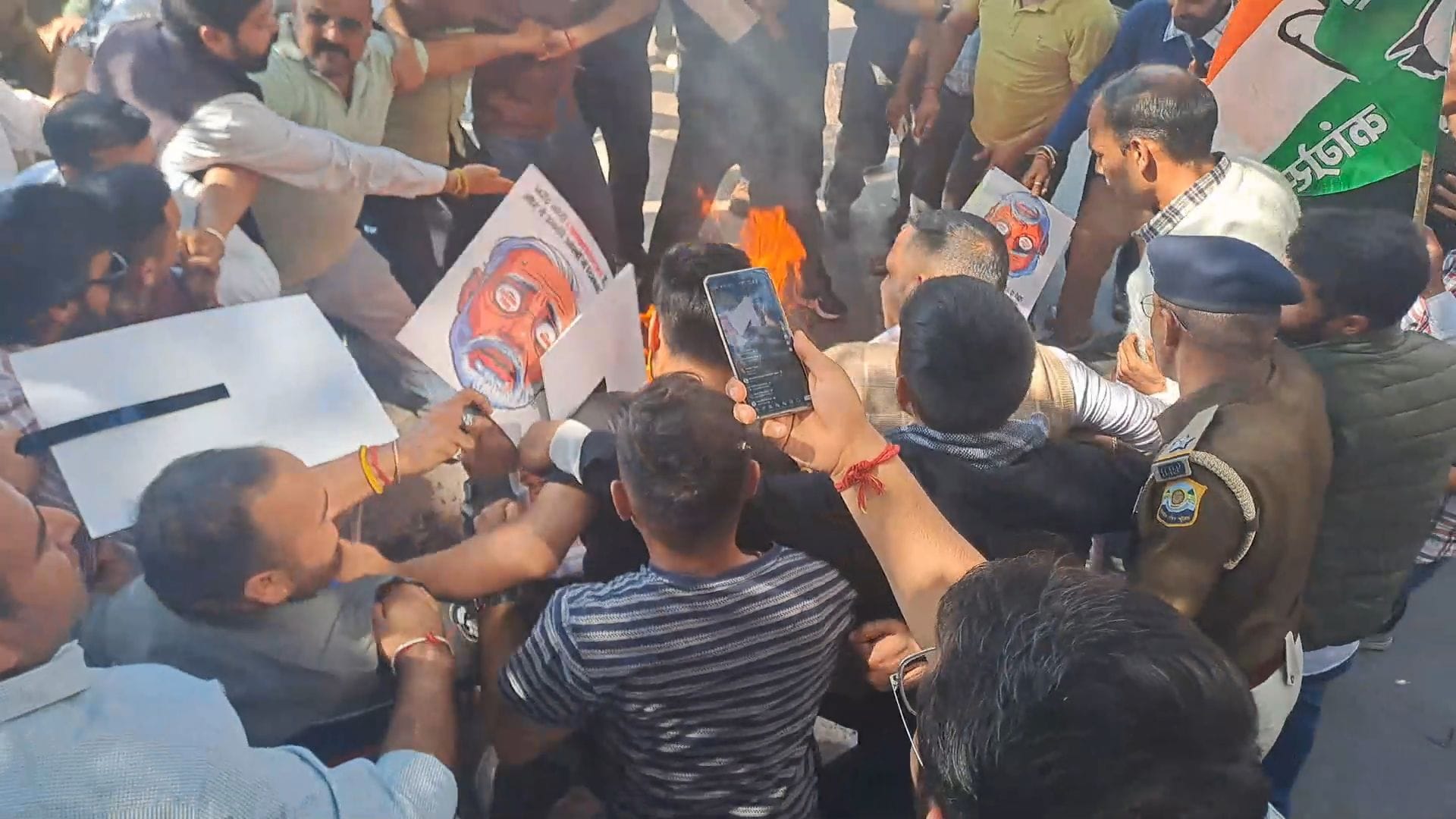 मंडी में मांगों के समर्थन में प्रदर्शन के दौरान पीएम का पुतला फूंकते युकां कार्यकर्ता। संवाद मंडी में मांगों के समर्थन में प्रदर्शन के दौरान पीएम का पुतला फूंकते युकां कार्यकर्ता। संवाद