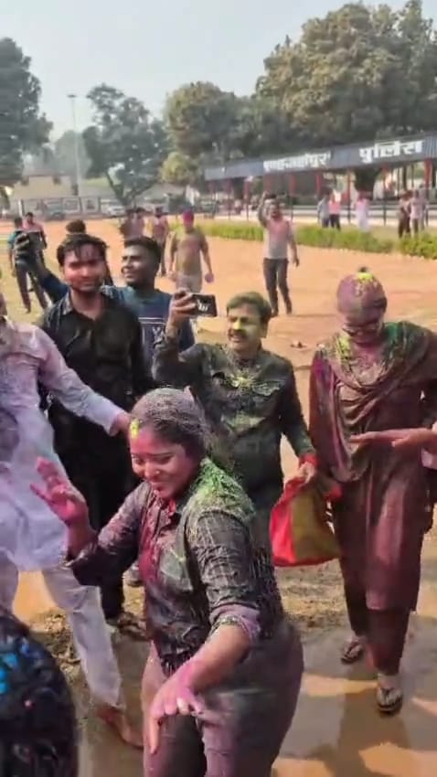 पुलिस लाइन में होली के दौरान एसपी सिटी देवेंद्र कुमार इस अंदाज में नजर आए। स्रोत: वीडियो ग्रेब