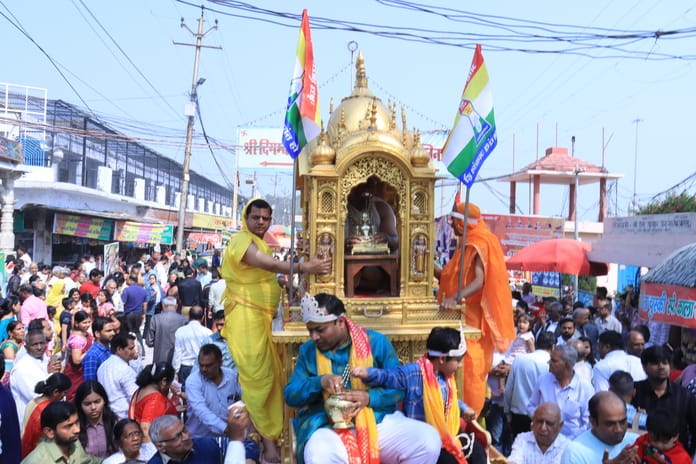 प्राचीन दिगंबर जैन बड़े मंदिर में रथ यात्रा में शामिल श्रद्धालु स्रोत संवाद