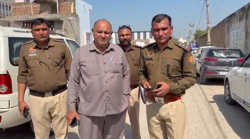 रात को घर के बाहर बैठी शालू । स्त्रोत ग्रामीण रात को घर के बाहर बैठी शालू । स्त्रोत ग्रामीण