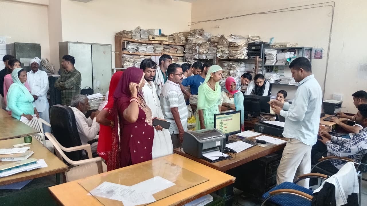 समाज कल्याण विभाग का कमरा जिसमें रखा है 40 वर्षों का रिकॉर्ड, करवाया जा रहा है खाली। संवाद