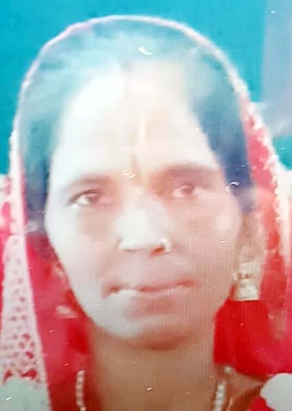 सिंधौली में शव मिलने के बाद रोती बिलखती मृतका की मां। स्रोत: जागरूक पाठक सिंधौली में शव मिलने के बाद रोती बिलखती मृतका की मां। स्रोत: जागरूक पाठक