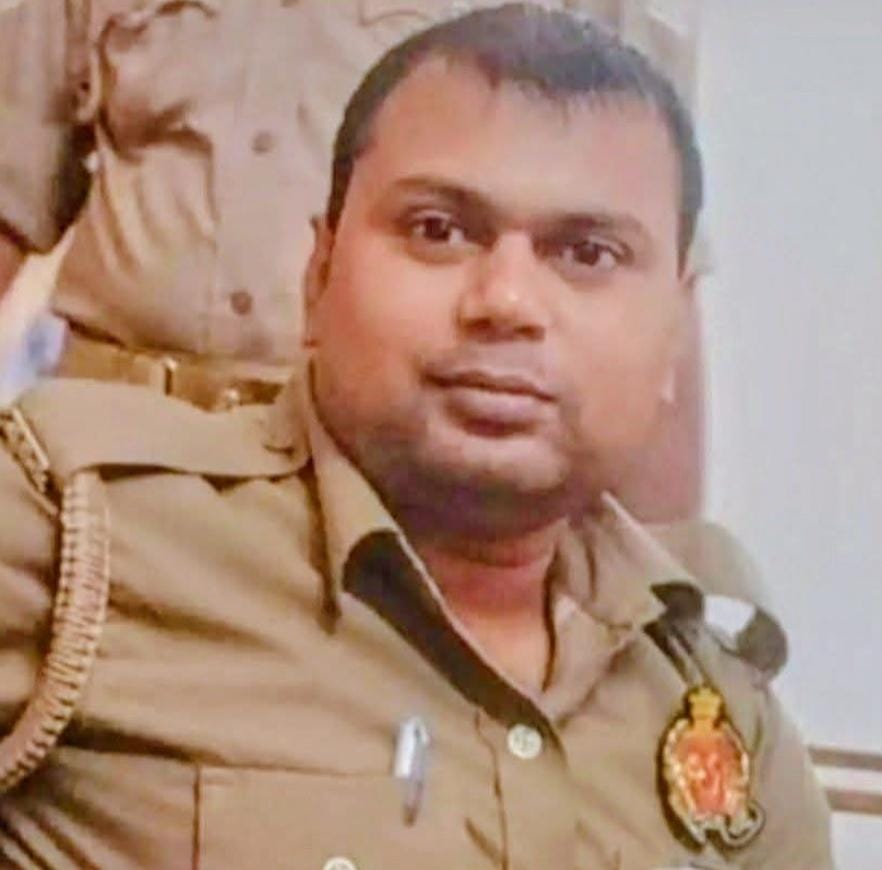 तरकुलवा थाना क्षेत्र के त्रिमुहानी नदी घट पर दिवंगत कांस्टेबल के शव को गॉर्ड ऑफ ऑनर देते पुलिसक