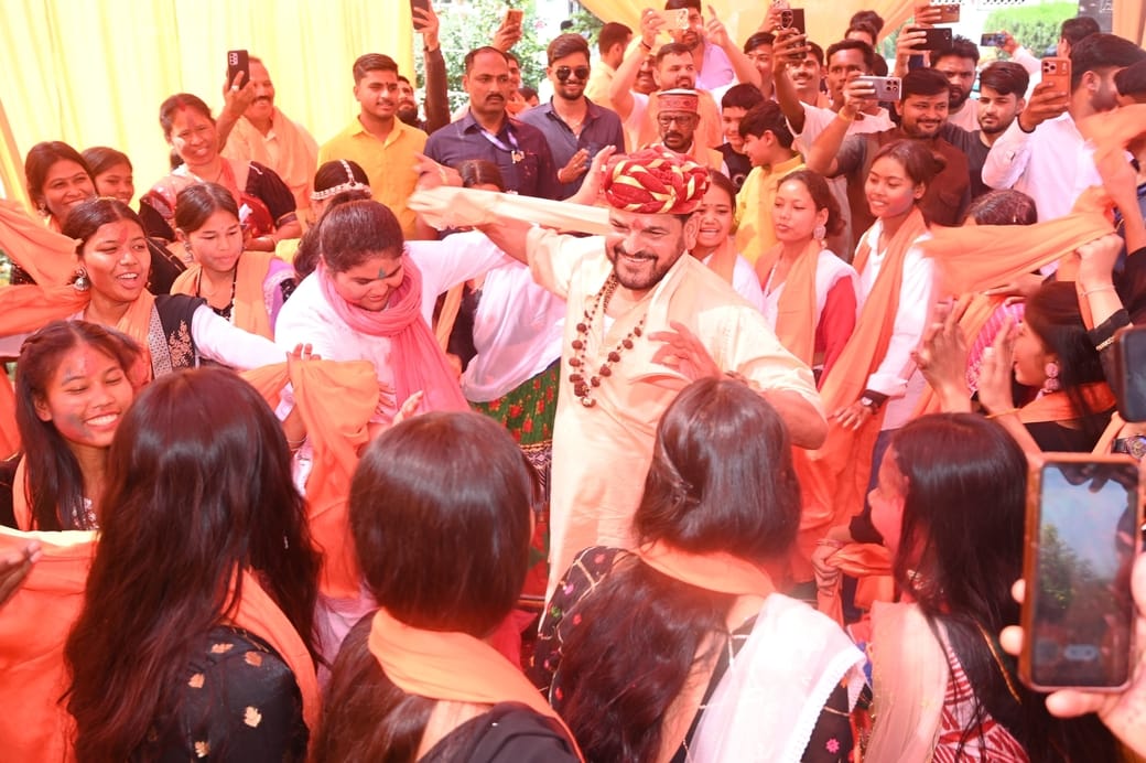 विश्नोहरपुर में आयोजित थारू जनजाति होली उत्सव में थिरकते पूर्व सांसद बृजभूषण शरण सिंह। कार्यक्