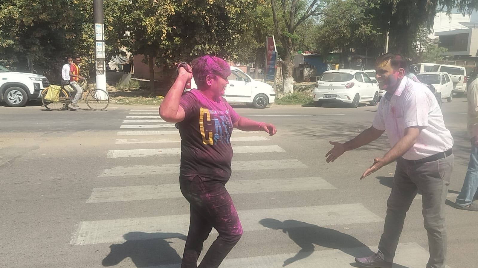 05जेएनडी10: गोहाना रोड पर महिला थाना प्रभारी मोनिका डीएसपी कमलदीप पर कोरड़े बरसाते हुए। संवाद 05जेएनडी10: गोहाना रोड पर महिला थाना प्रभारी मोनिका डीएसपी कमलदीप पर कोरड़े बरसाते हुए। संवाद