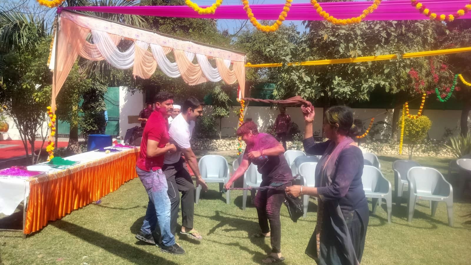 05जेएनडी10: गोहाना रोड पर महिला थाना प्रभारी मोनिका डीएसपी कमलदीप पर कोरड़े बरसाते हुए। संवाद 05जेएनडी10: गोहाना रोड पर महिला थाना प्रभारी मोनिका डीएसपी कमलदीप पर कोरड़े बरसाते हुए। संवाद