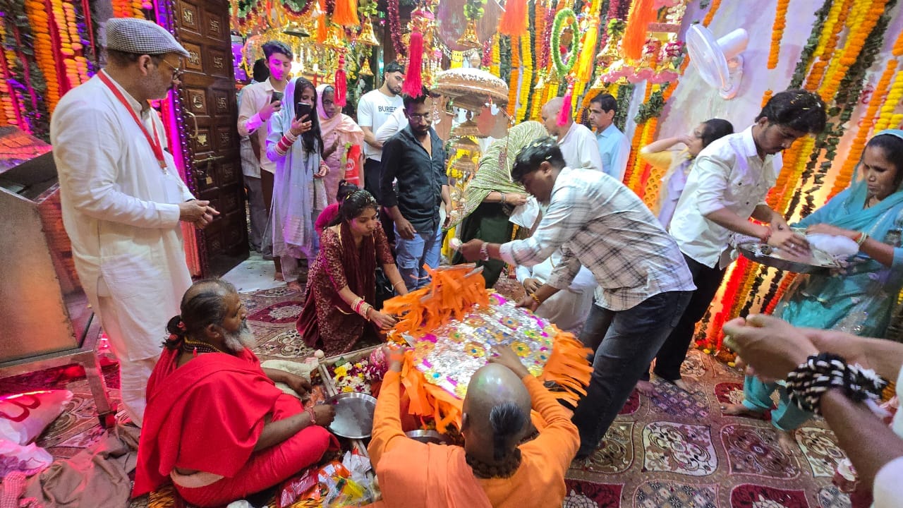 05jjrp10- झज्जर। बाबा प्रसाद गिरी मंदिर में चल रहे सत्संग में पहुंचे में पहुंचे श्रद्धालु। स्रो 05jjrp10- झज्जर। बाबा प्रसाद गिरी मंदिर में चल रहे सत्संग में पहुंचे में पहुंचे श्रद्धालु। स्रो