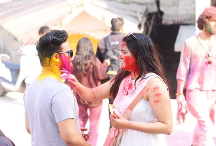 09- बजरंग सेतु पर होली खेलते पर्यटक।संवाद