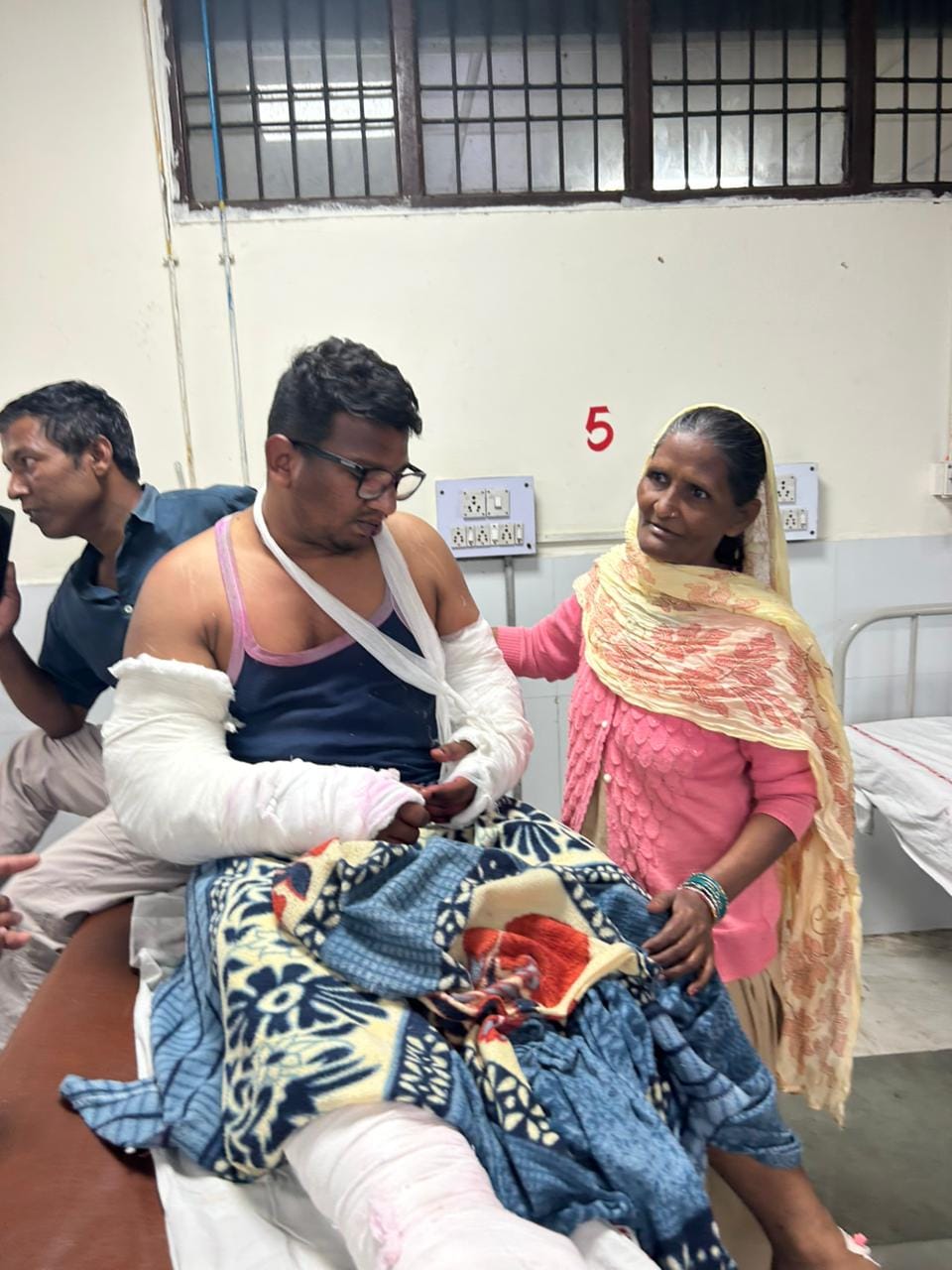 19-झगड़े में आंख पर लगी चोट का इलाज कराने पीजीआई पहुंचे प्रदीप। संवाद