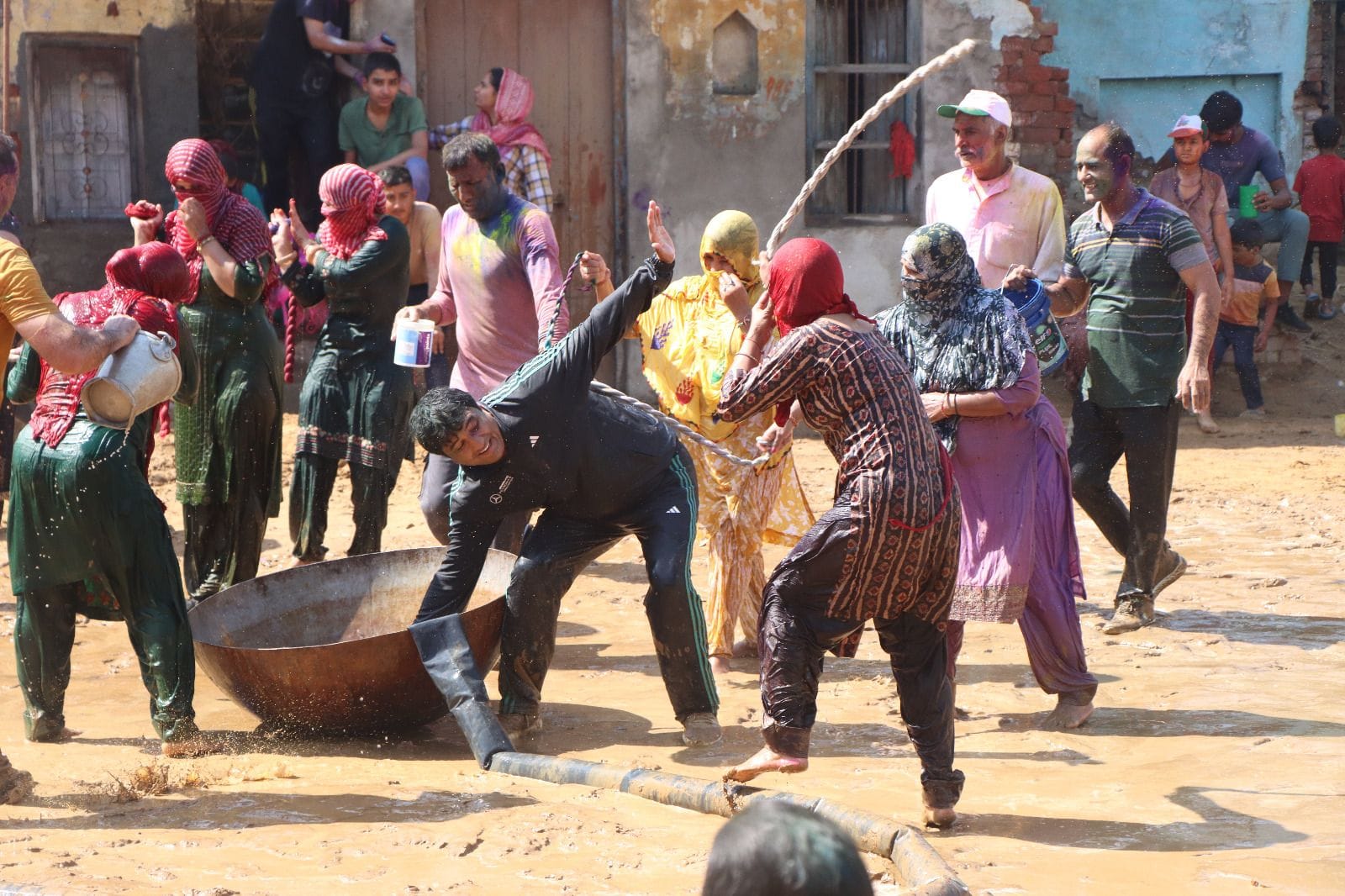 30-सेक्टर एक में एक-दूसरे को रंग गुलाल लगाकर होली खेलती महिलाएं। स्रोत सेक्टरवासी