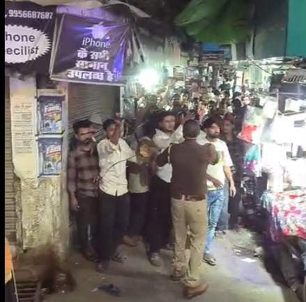 अंबारी के माहुल बाजार स्थित धार्मिक स्थल के बाहर जुटी भीड़। संवाद अंबारी के माहुल बाजार स्थित धार्मिक स्थल के बाहर जुटी भीड़। संवाद
