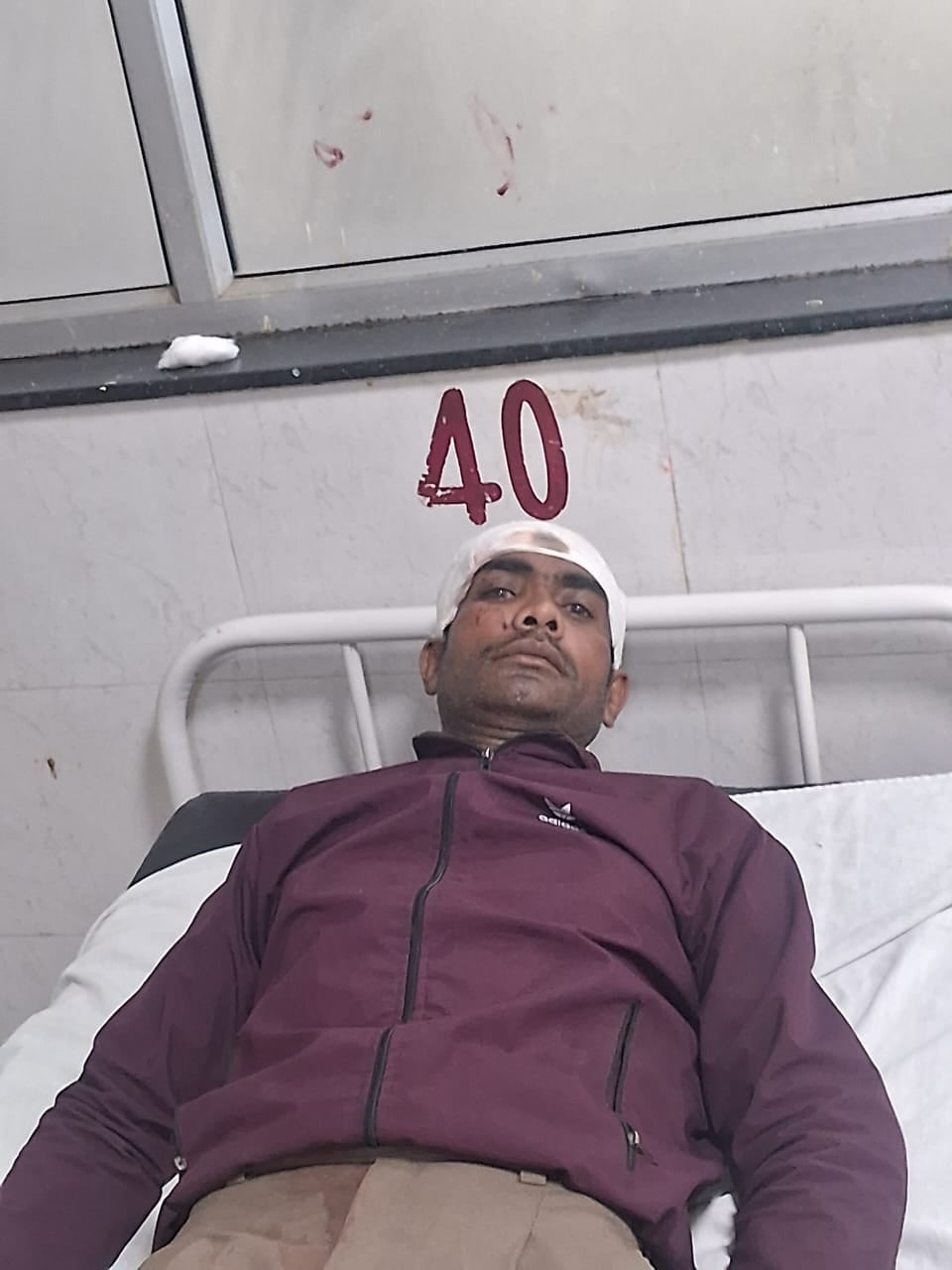 भोला राय को चाकू लगने के बाद गोरखपुर में चल रहा इलाज।स्रोत-सोशल मीडिया भोला राय को चाकू लगने के बाद गोरखपुर में चल रहा इलाज।स्रोत-सोशल मीडिया