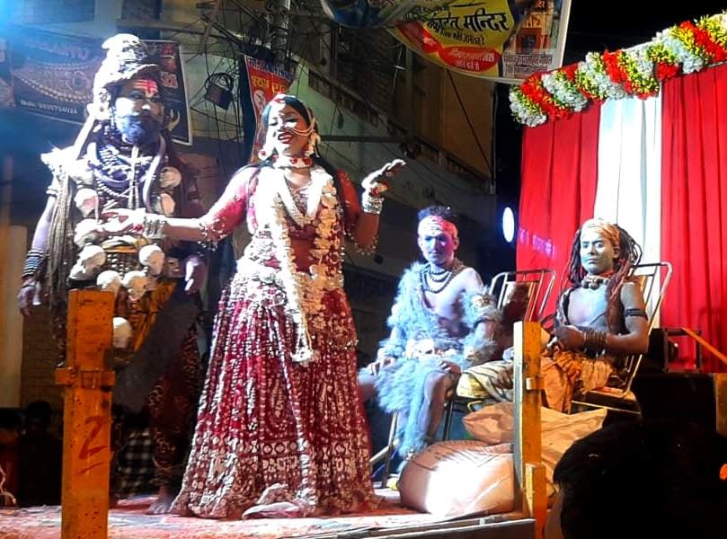 बुढ़वा की बारात में नगर के पुरानी सब्जी मंडी पर राधा-कृष्ण और गोपियाें की लट्ठमार होली का प्रदर बुढ़वा की बारात में नगर के पुरानी सब्जी मंडी पर राधा-कृष्ण और गोपियाें की लट्ठमार होली का प्रदर
