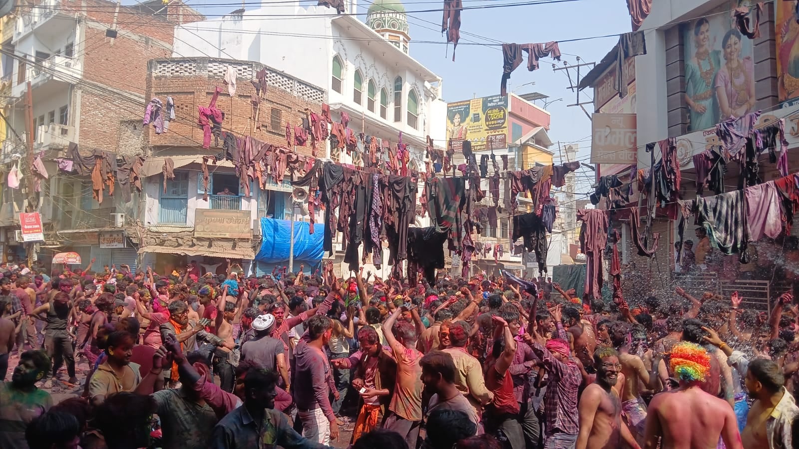 चाहरसू में होली खेलते लोग। संवाद चाहरसू में होली खेलते लोग। संवाद