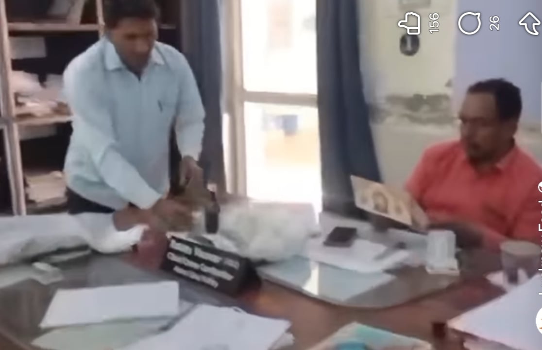 छुट्टी की अर्जी लेकर पहुंचा लोको पायलट।