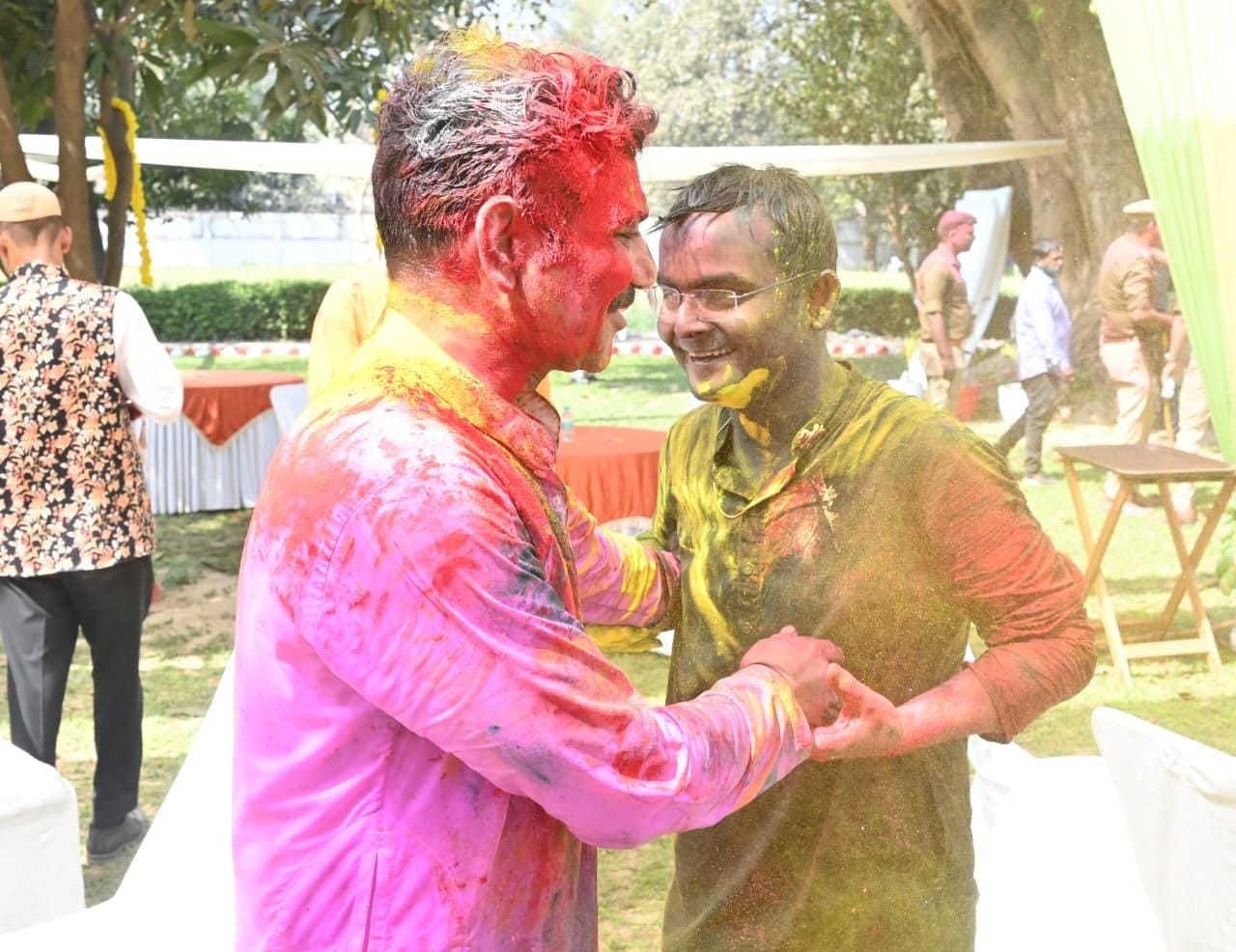 डीएम और पुलिस कमिश्नर होली खेलते. स्रोत्र पुलिस