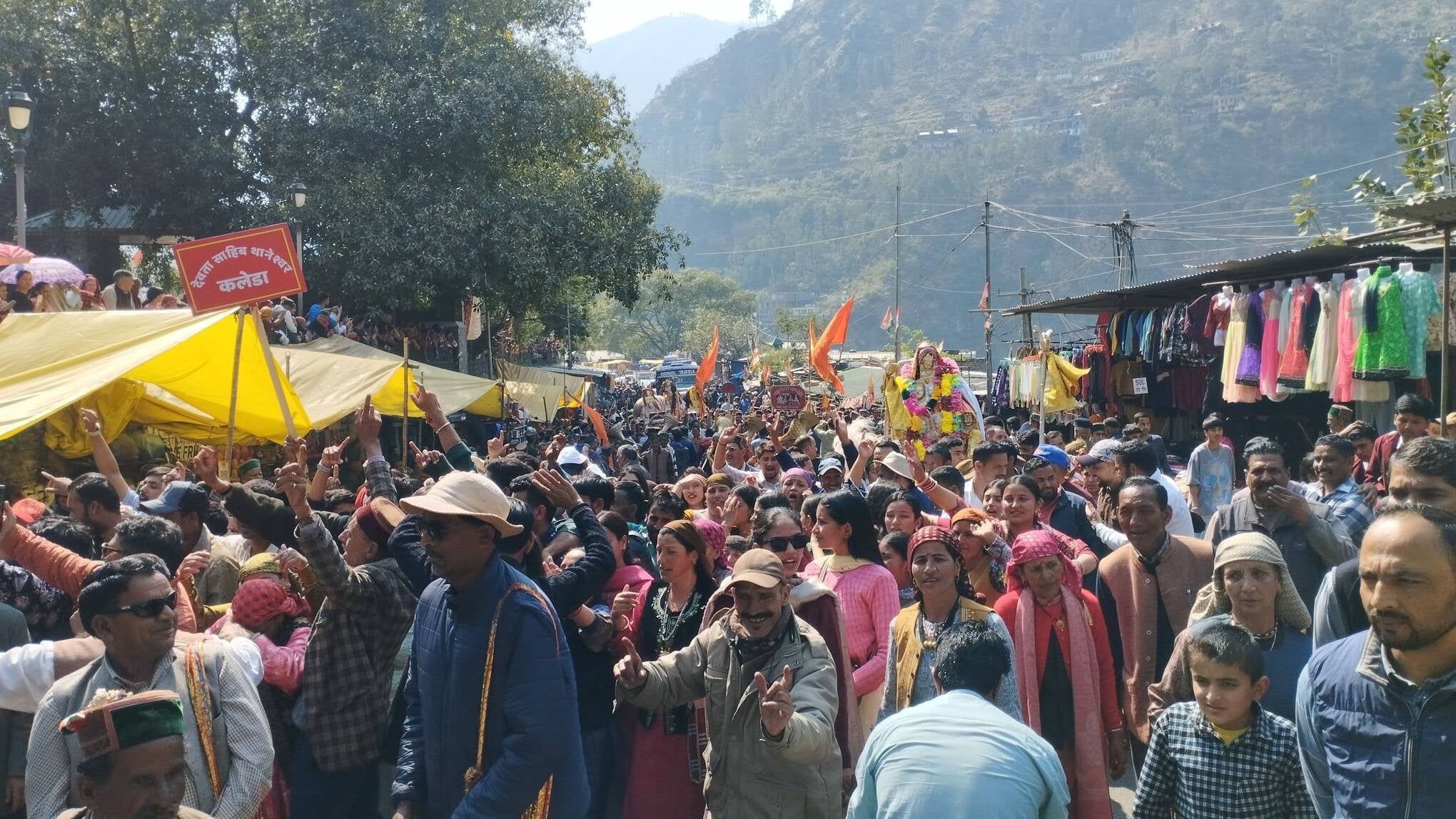 फाग मेले की शोभायात्रा में देवलुओं के साथ जाते देवता। संवाद