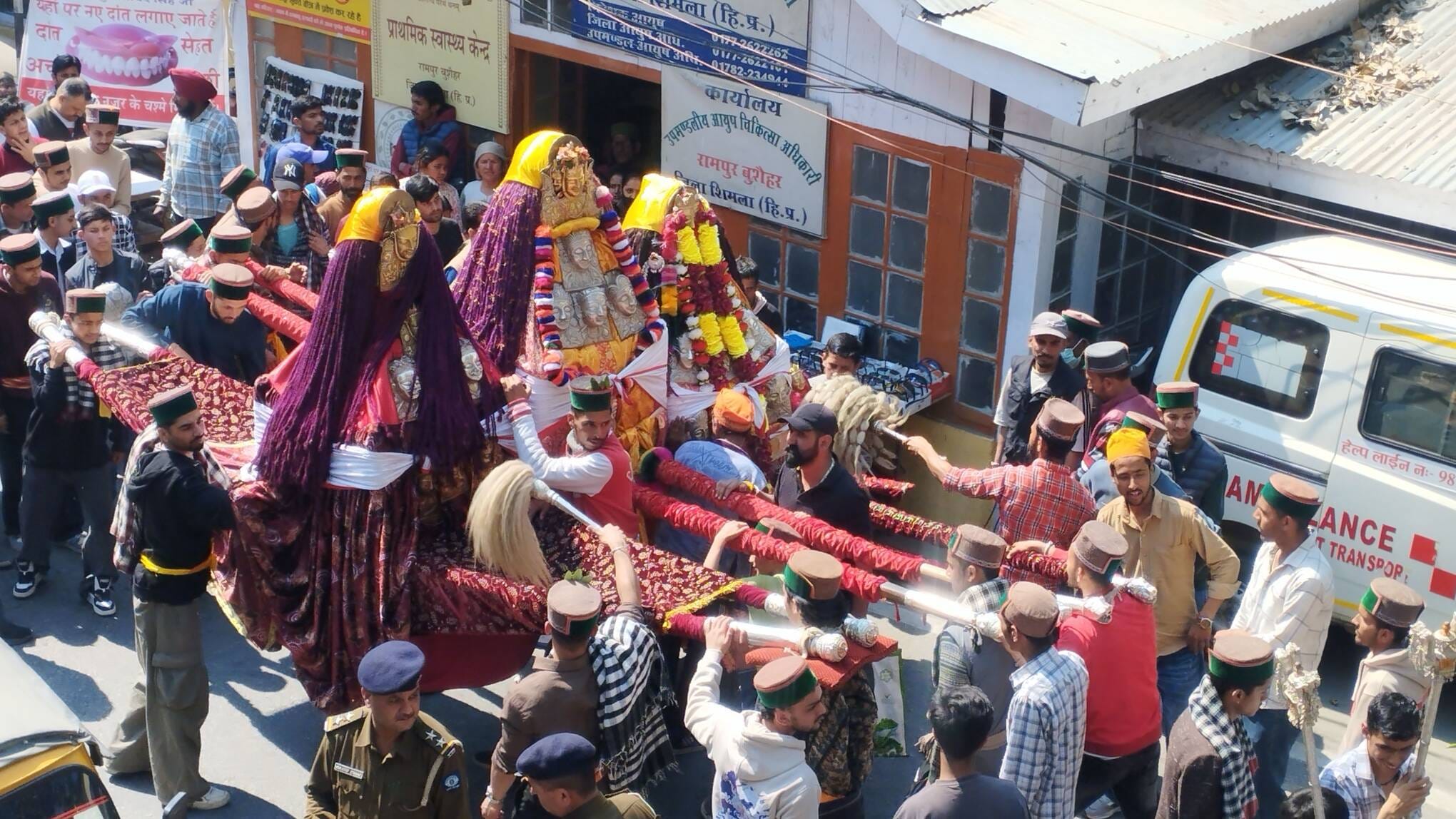 फाग मेले की शोभायात्रा में देवलुओं के साथ जाते देवता। संवाद