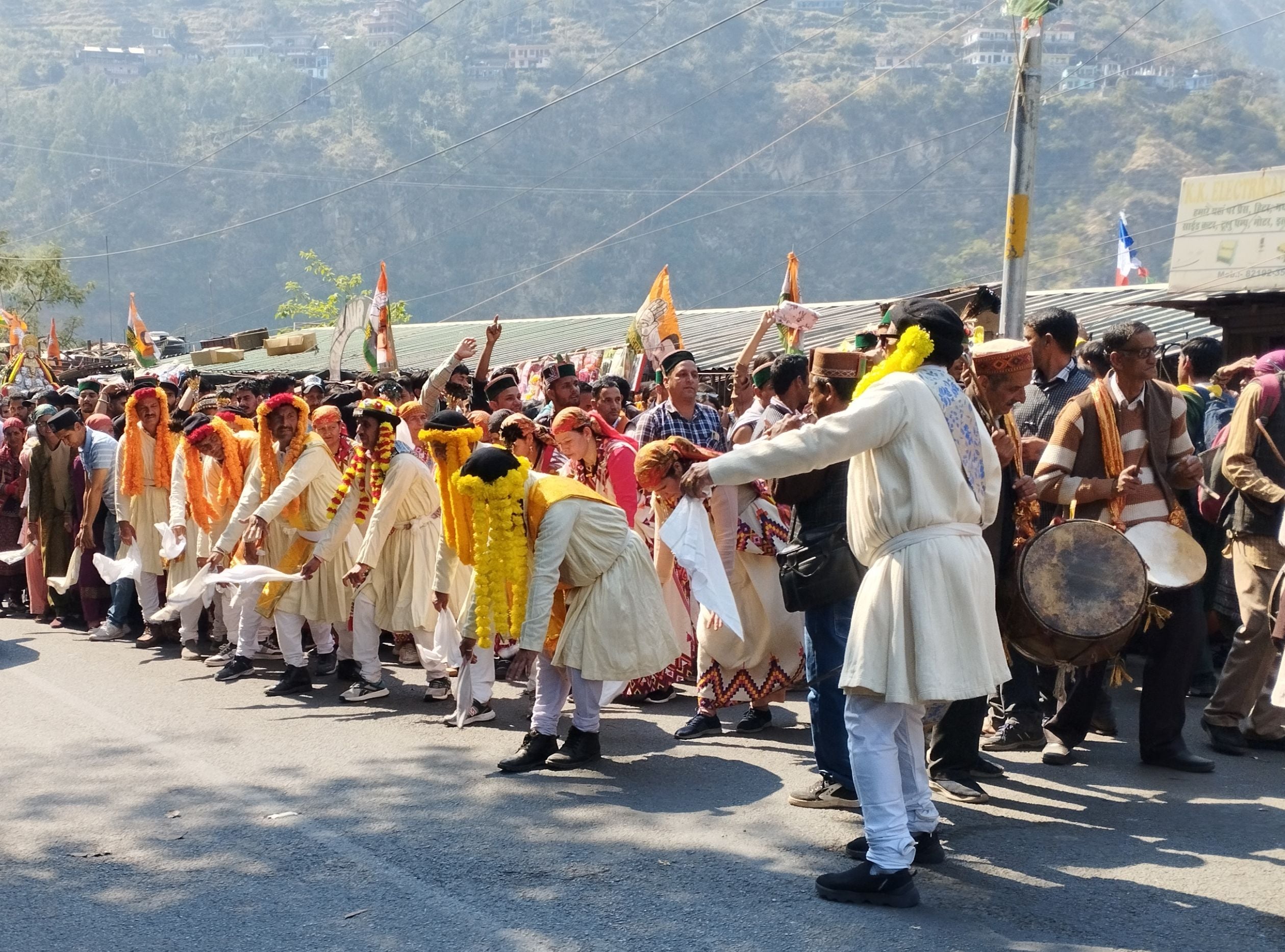 फाग मेले की शोभायात्रा में देवलुओं के साथ जाते देवता। संवाद