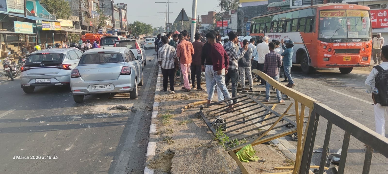 फलवरिया मोड़ के पास लखनऊ-प्रयागराज हाईवे पर पलटी कार व मौजूद लोग और पुलिस। हादसे में घायल दंपती
