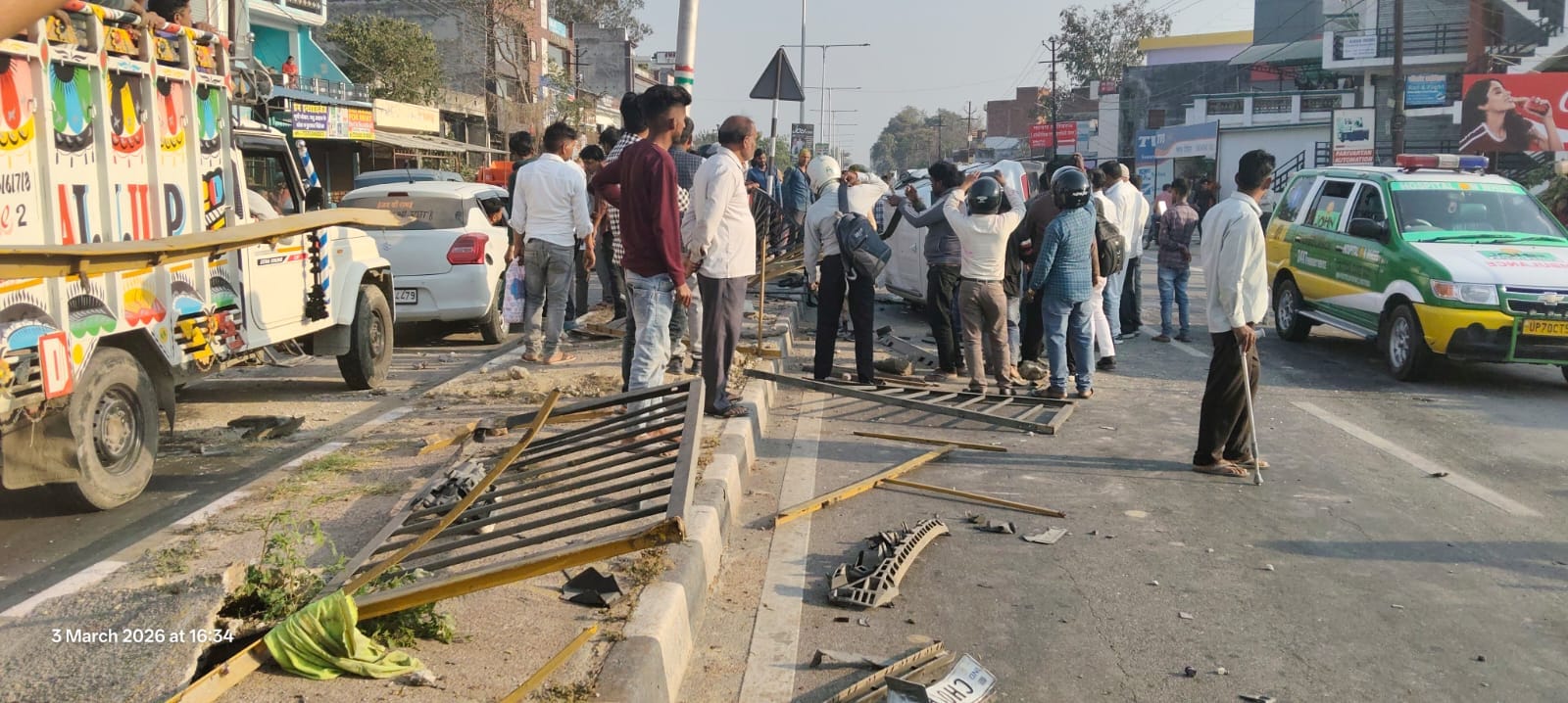 फलवरिया मोड़ के पास लखनऊ-प्रयागराज हाईवे पर पलटी कार व मौजूद लोग और पुलिस। हादसे में घायल दंपती