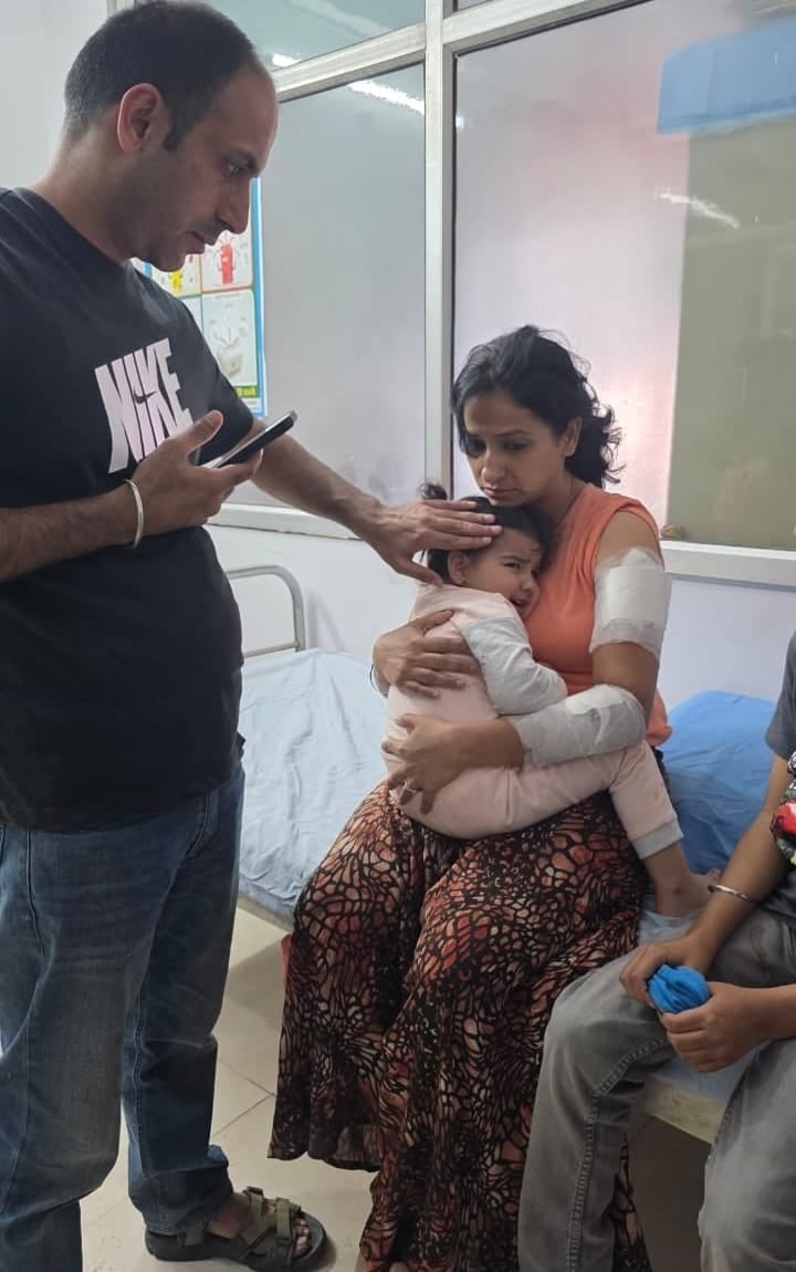 फलवरिया मोड़ के पास लखनऊ-प्रयागराज हाईवे पर पलटी कार व मौजूद लोग और पुलिस। हादसे में घायल दंपती