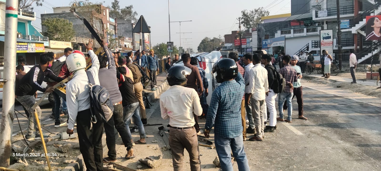फलवरिया मोड़ के पास लखनऊ-प्रयागराज हाईवे पर पलटी कार व मौजूद लोग और पुलिस। हादसे में घायल दंपती