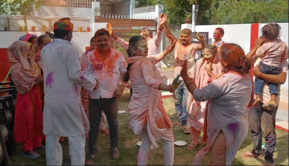 फोटो-10- शहर के बड़ा चौराहा पर रंग खेलते लोग। संवाद