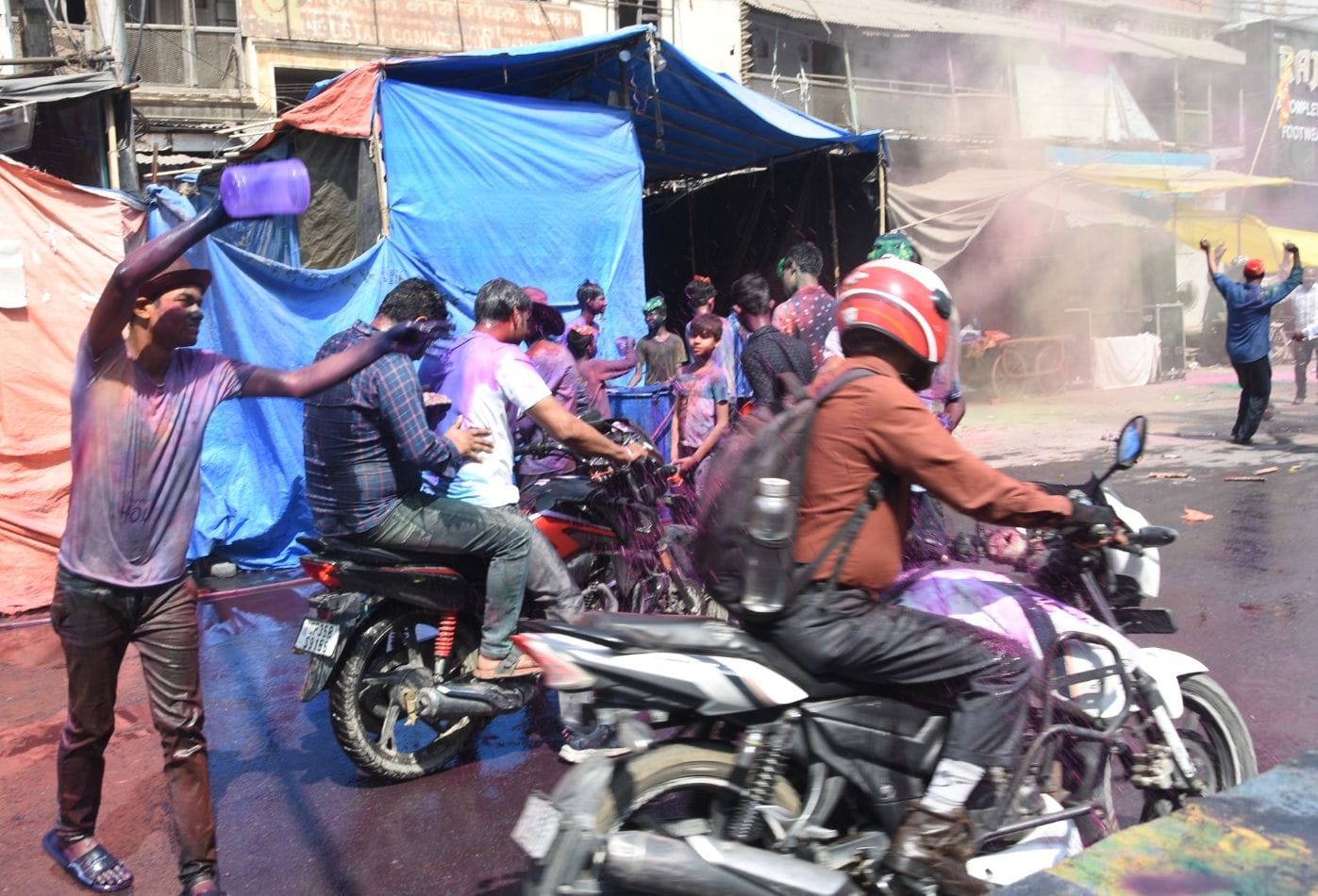 फोटो-10- शहर के बड़ा चौराहा पर रंग खेलते लोग। संवाद