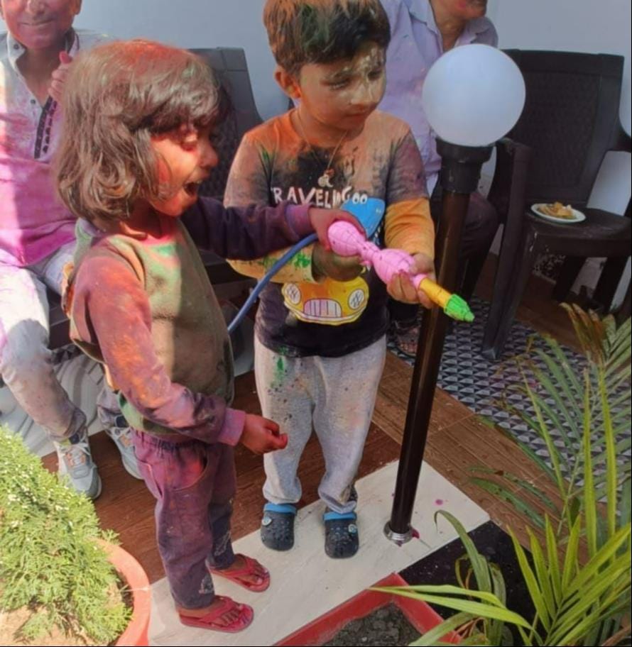 फोटो-10- शहर के बड़ा चौराहा पर रंग खेलते लोग। संवाद