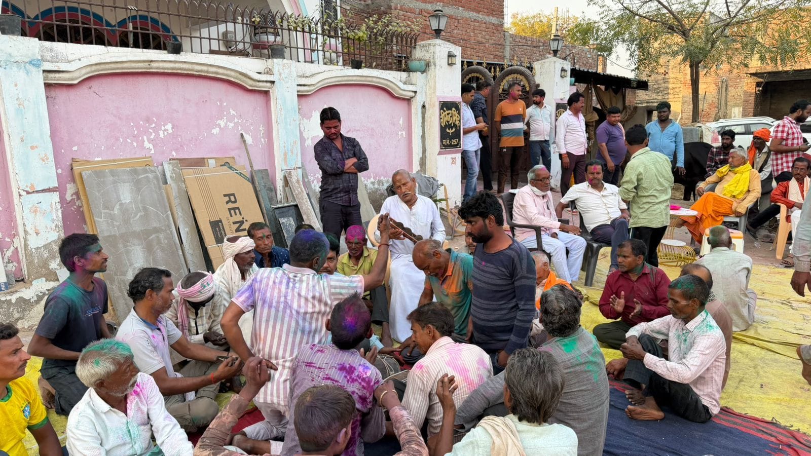 फोटो-10- शहर के बड़ा चौराहा पर रंग खेलते लोग। संवाद