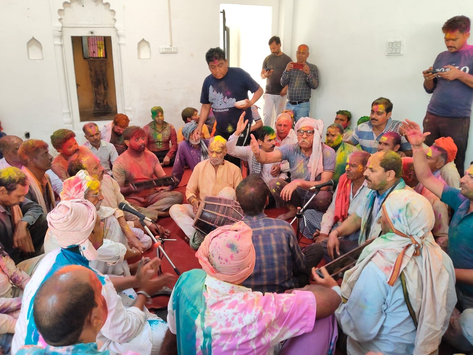 फोटो-10- शहर के बड़ा चौराहा पर रंग खेलते लोग। संवाद