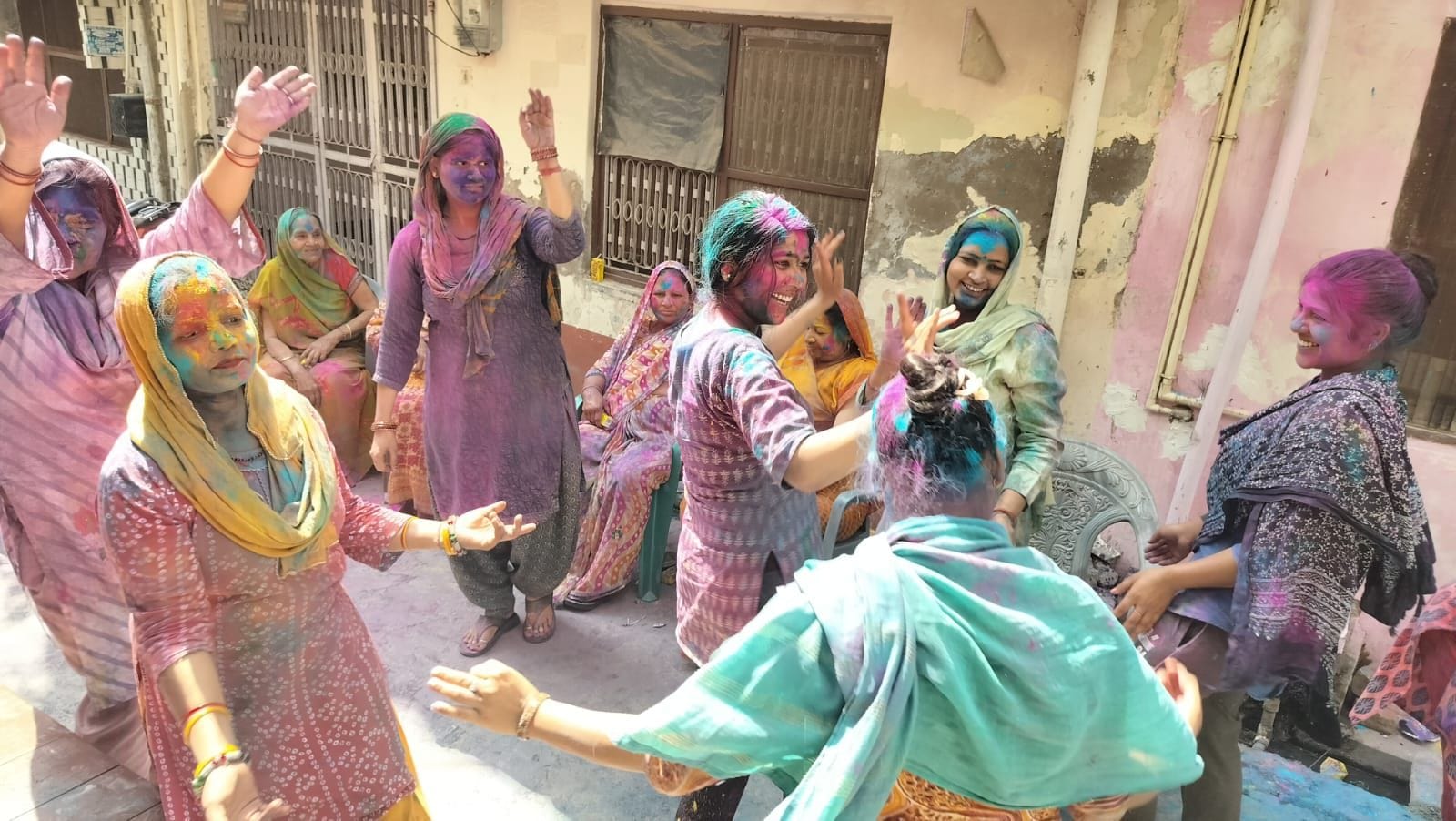 फोटो-10- शहर के बड़ा चौराहा पर रंग खेलते लोग। संवाद