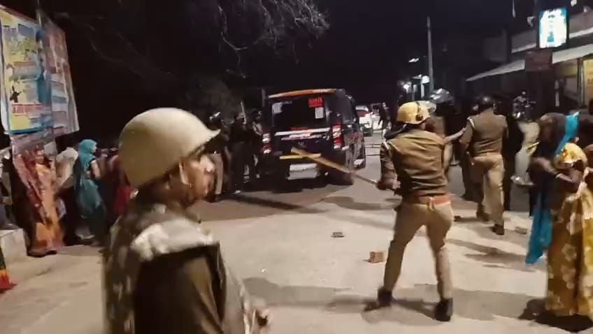 फोटो-23- ग्रामीणों को समझाते सीओ मधुपनाथ मिश्रा। स्रोत: वीडियो