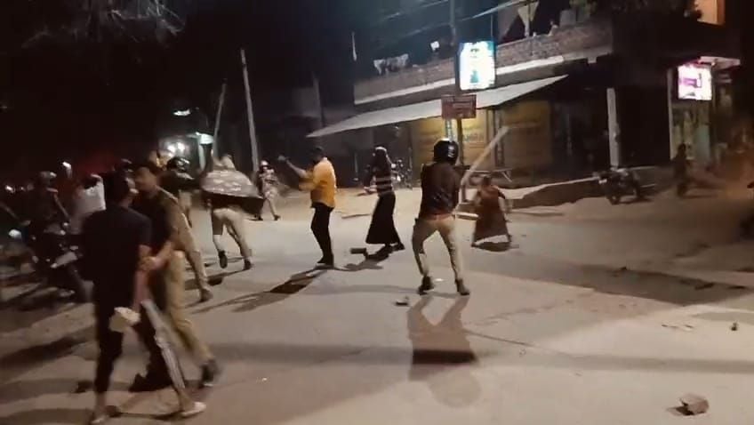 फोटो-23- ग्रामीणों को समझाते सीओ मधुपनाथ मिश्रा। स्रोत: वीडियो
