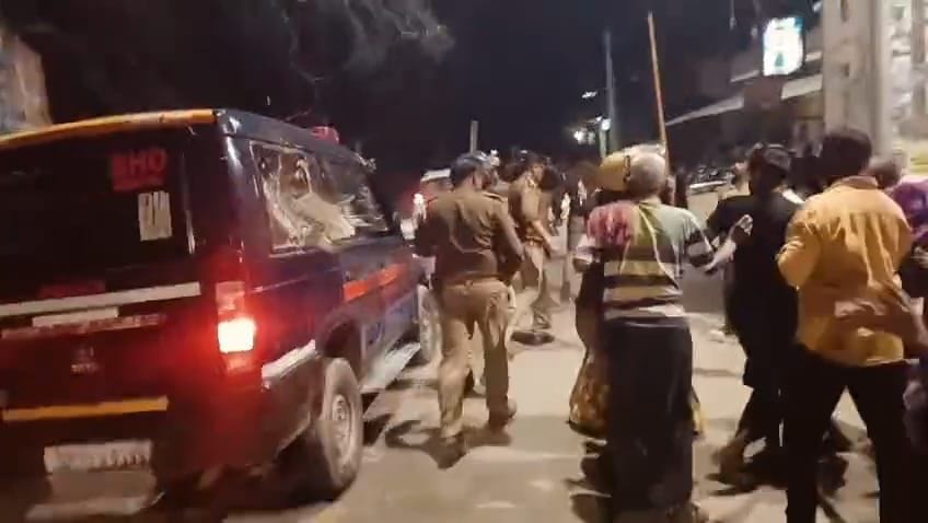फोटो-23- ग्रामीणों को समझाते सीओ मधुपनाथ मिश्रा। स्रोत: वीडियो