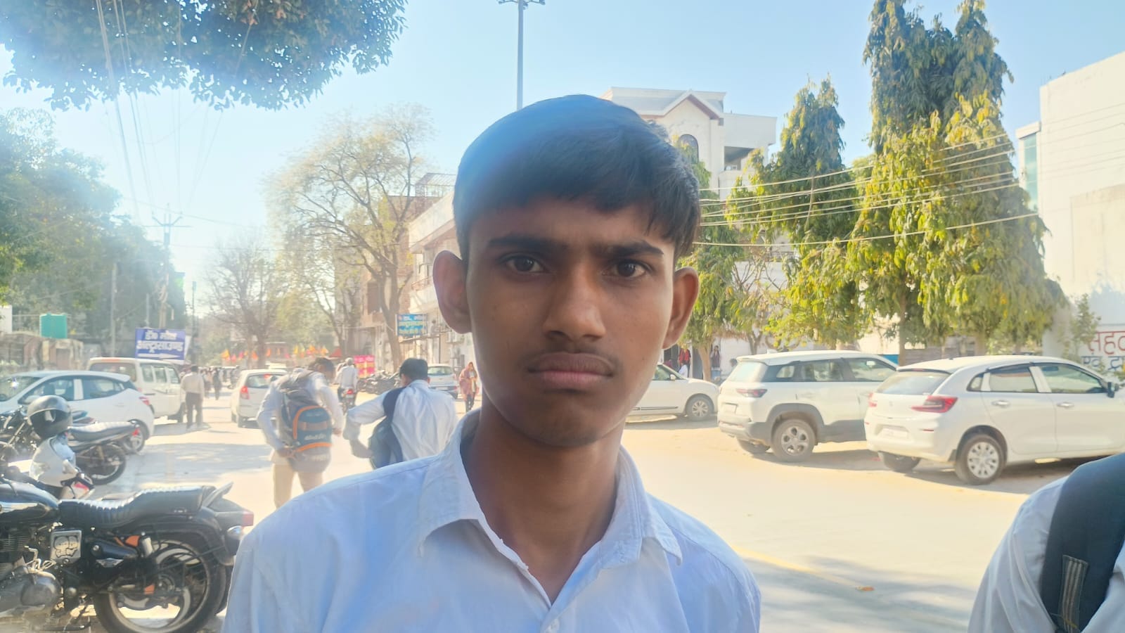 फोटो : हिंदू विद्यालय परीक्षा केंद्र के बाहर परीक्षा समाप्त होने के बाद बाहर निकलते विद्यार्थी।